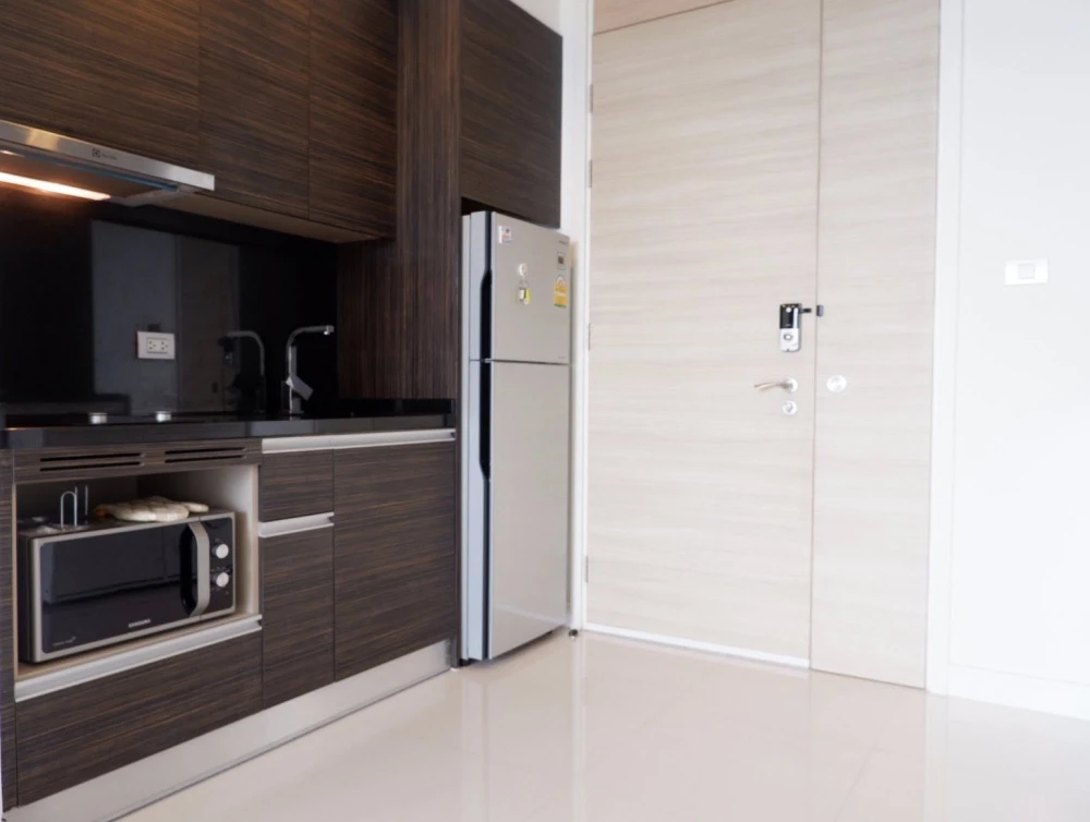 For rent Reflection Jomtien Beach Pattaya, spacious room, lots of usable space, comes with a jacuzzi and complete furniture, book now.