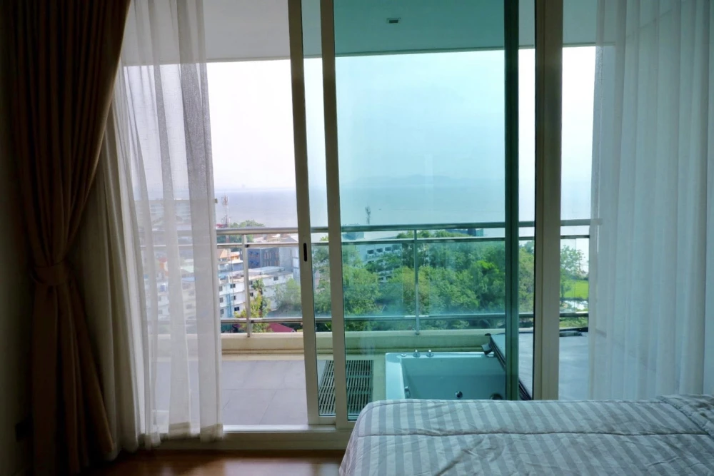 For rent Reflection Jomtien Beach Pattaya, spacious room, lots of usable space, comes with a jacuzzi and complete furniture, book now.
