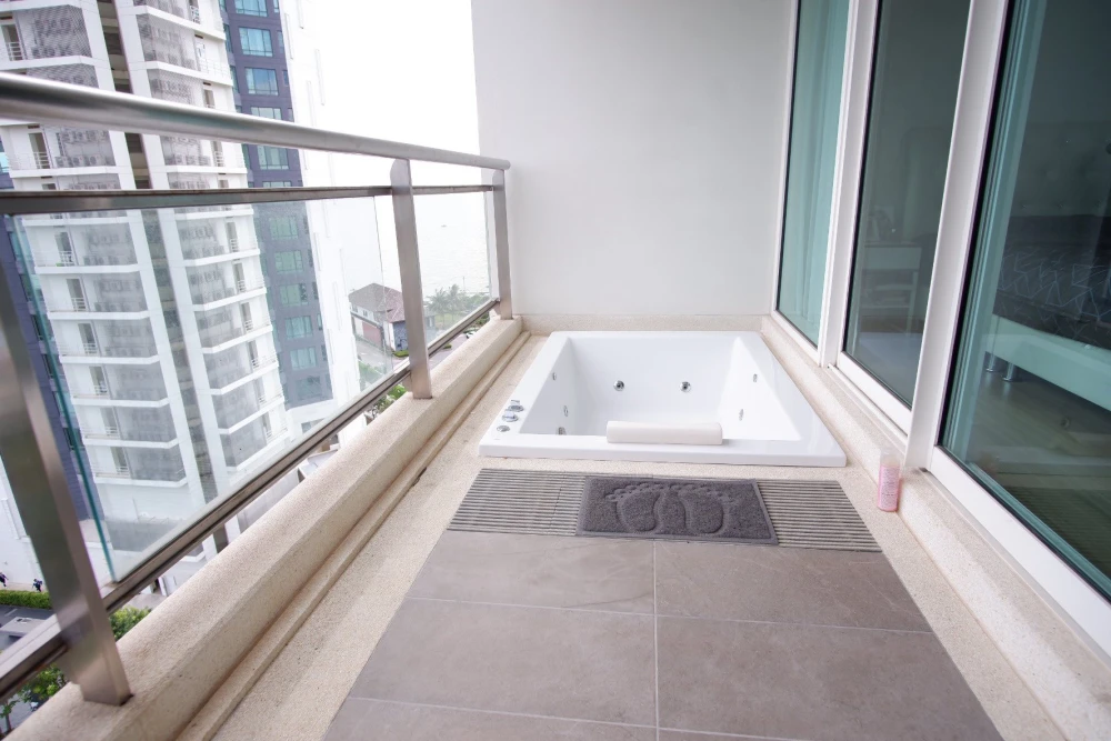 For rent Reflection Jomtien Beach Pattaya, spacious room, lots of usable space, comes with a jacuzzi and complete furniture, book now.
