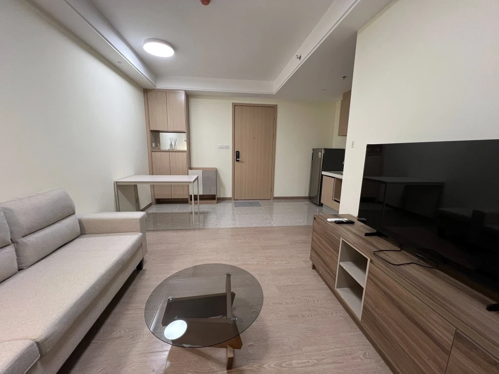 For rent: Regal Sathorn-Narathiwat, high floor unit, fully furnished, spacious and comfortable. Book now!