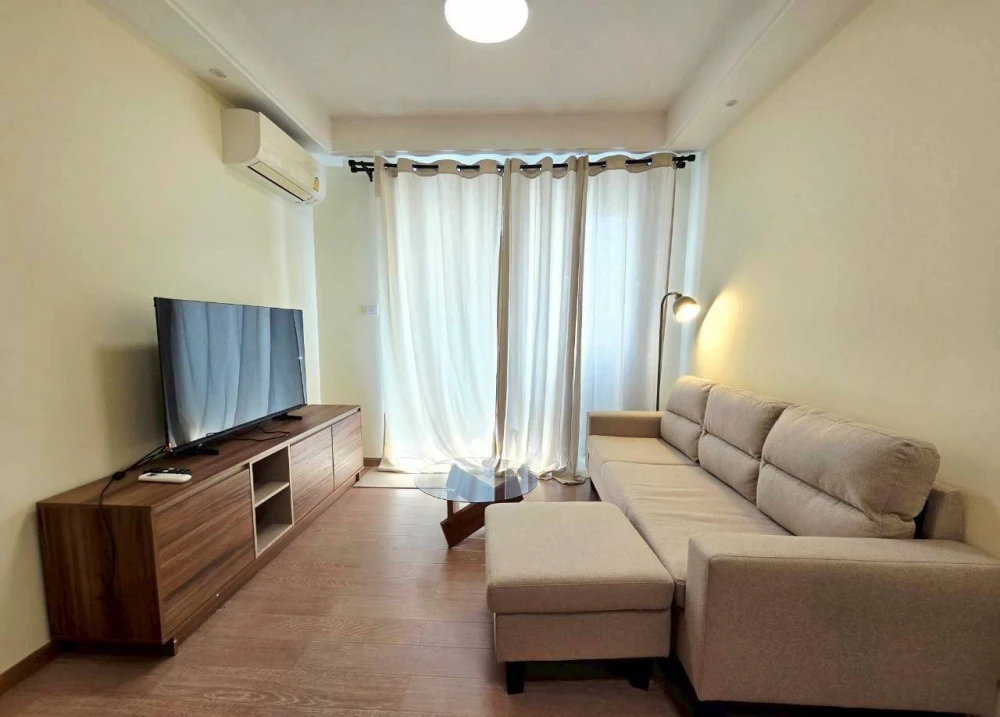 For rent: Regal Sathorn-Narathiwat, high floor unit, fully furnished, spacious and comfortable. Book now!