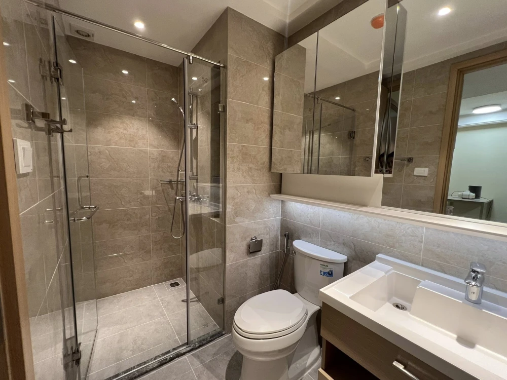 For rent: Regal Sathorn-Narathiwat, high floor unit, fully furnished, spacious and comfortable. Book now!