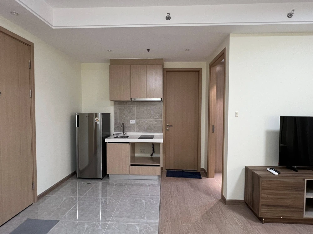 For rent: Regal Sathorn-Narathiwat, high floor unit, fully furnished, spacious and comfortable. Book now!