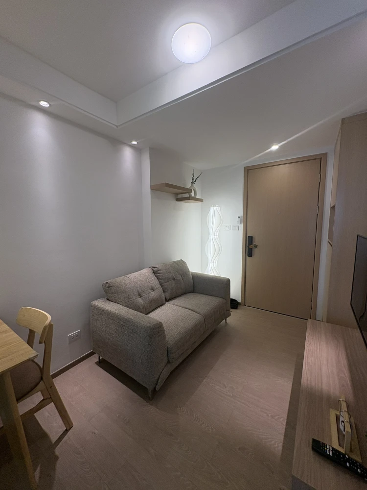 For rent: Regal Srinakarin 40, unfurnished room, perfect for those who love decorating! Book now!