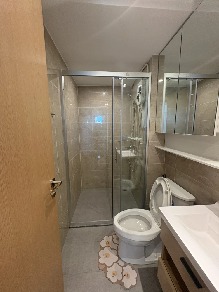 For rent: Regal Srinakarin 40, unfurnished room, perfect for those who love decorating! Book now!