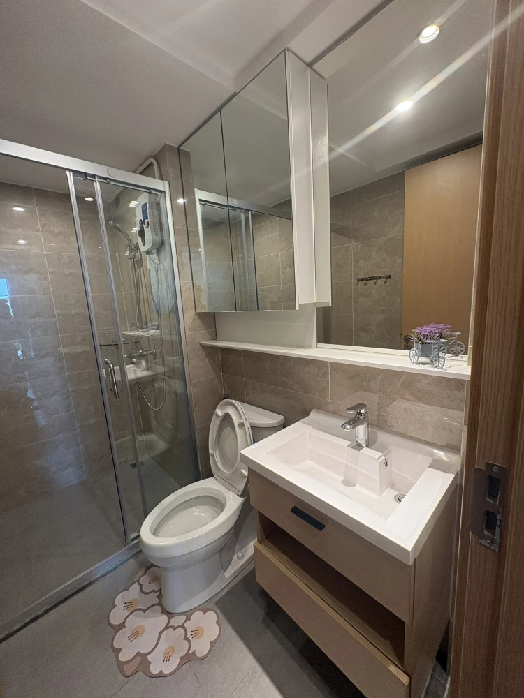 For rent: Regal Srinakarin 40, unfurnished room, perfect for those who love decorating! Book now!