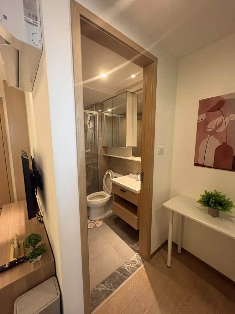 For rent: Regal Srinakarin 40, unfurnished room, perfect for those who love decorating! Book now!