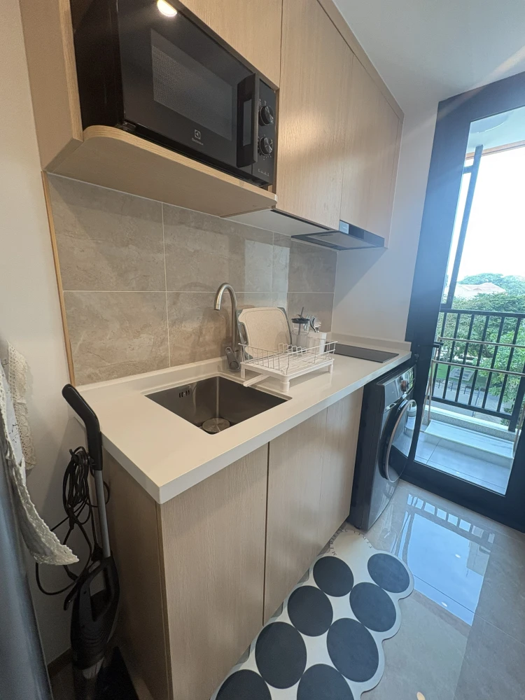 For rent: Regal Srinakarin 40, unfurnished room, perfect for those who love decorating! Book now!