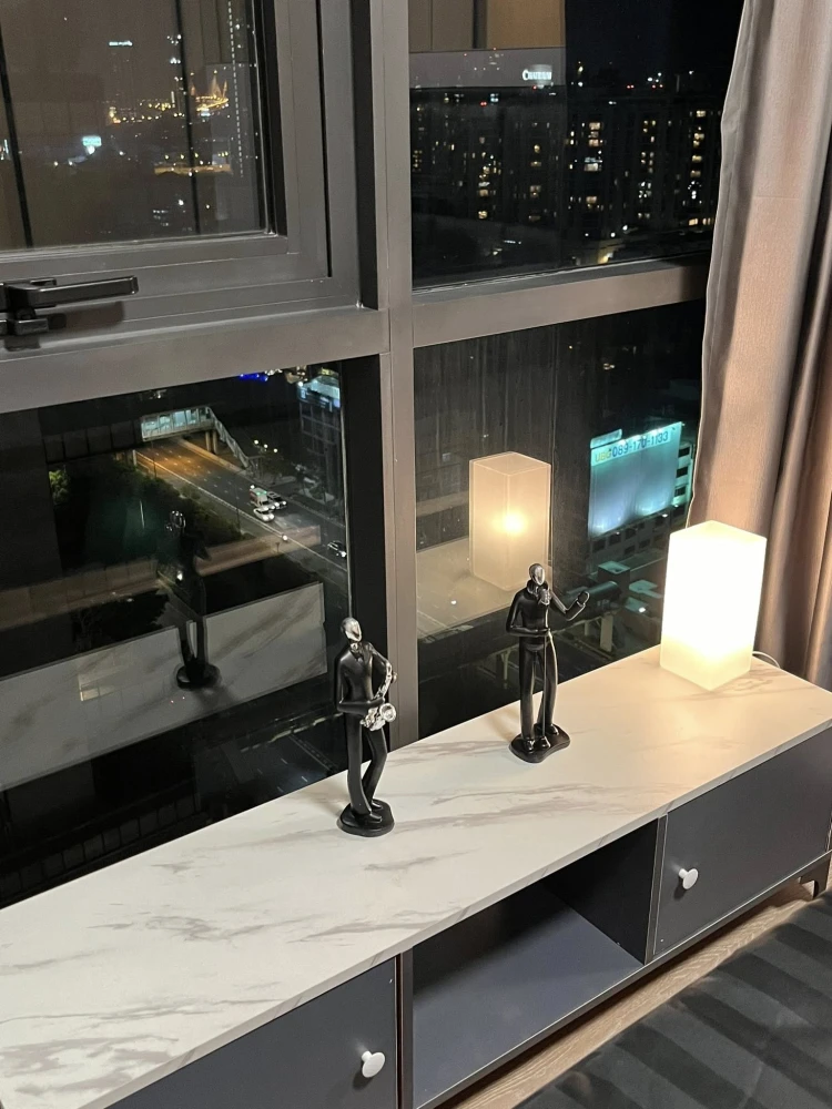 For rent: Regal Sathorn Narathiwat, beautifully decorated unit on the 22nd floor. North-facing windows and balcony, no direct sunlight. Book now, don'
