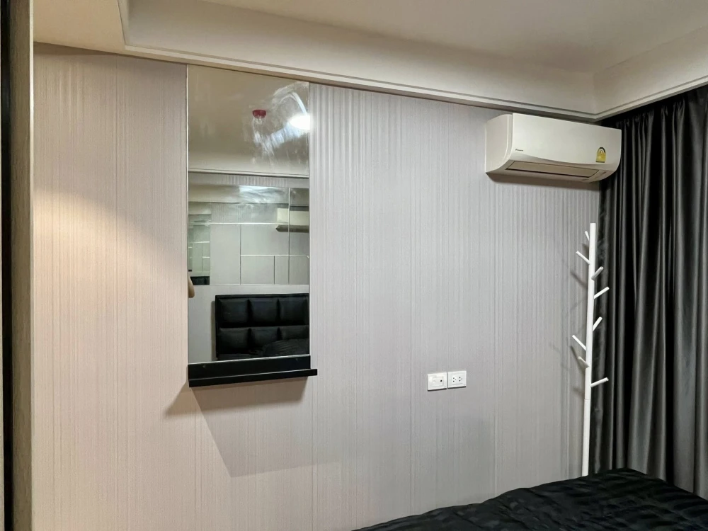 For rent: Regal Sathorn Narathiwat, beautifully decorated unit on the 22nd floor. North-facing windows and balcony, no direct sunlight. Book now, don'