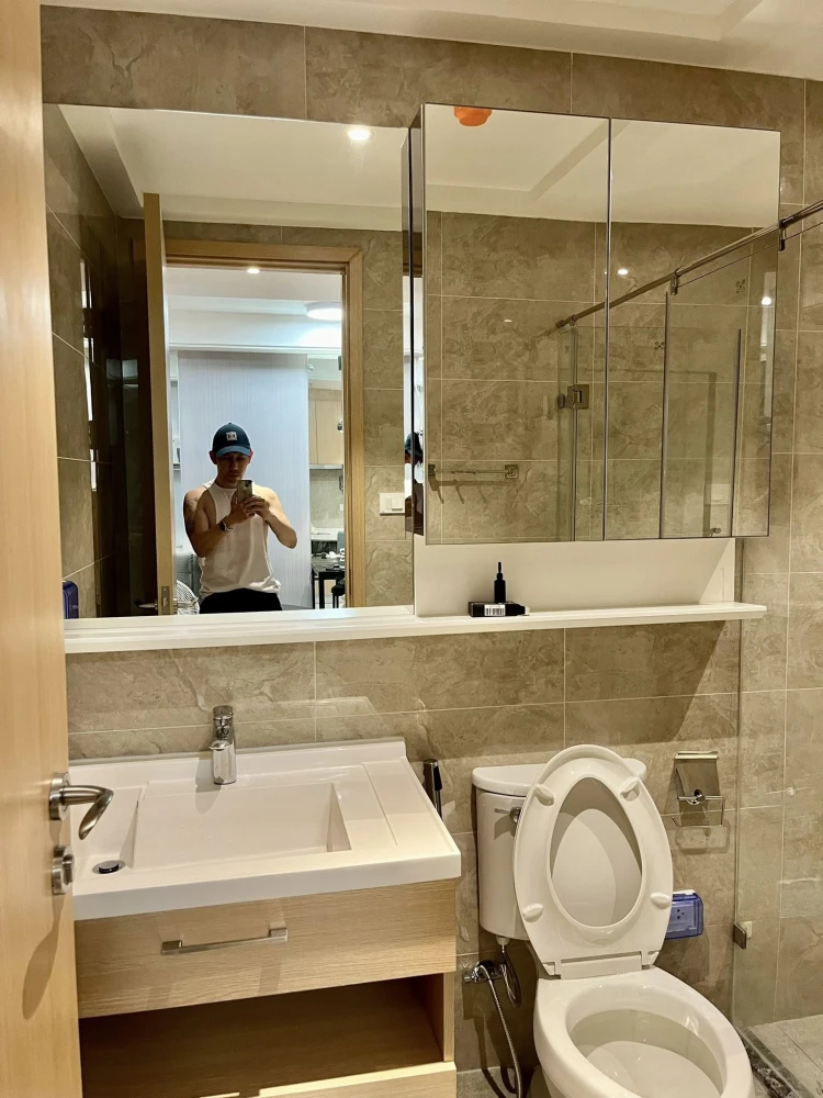 For rent: Regal Sathorn Narathiwat, beautifully decorated unit on the 22nd floor. North-facing windows and balcony, no direct sunlight. Book now, don'