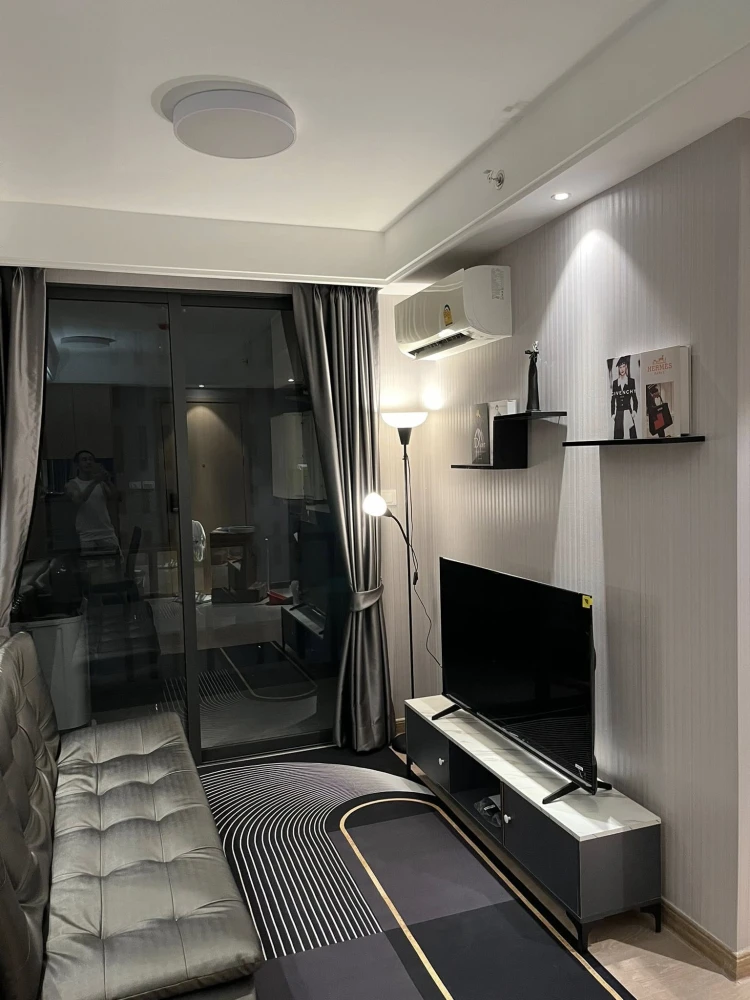 For rent: Regal Sathorn Narathiwat, beautifully decorated unit on the 22nd floor. North-facing windows and balcony, no direct sunlight. Book now, don'