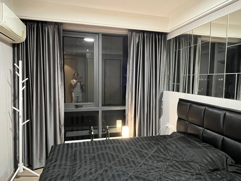 For rent: Regal Sathorn Narathiwat, beautifully decorated unit on the 22nd floor. North-facing windows and balcony, no direct sunlight. Book now, don'