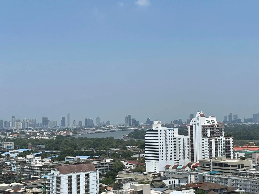 For rent: Regal Sathorn Narathiwat, beautifully decorated unit on the 22nd floor. North-facing windows and balcony, no direct sunlight. Book now, don'