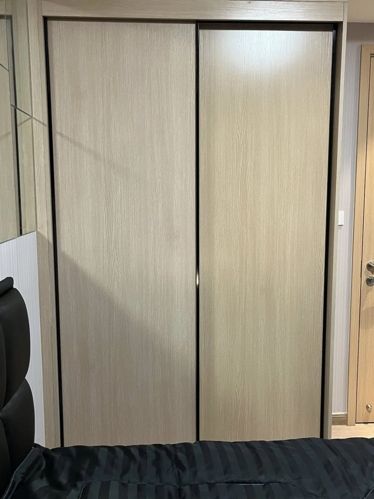 For rent: Regal Sathorn Narathiwat, beautifully decorated unit on the 22nd floor. North-facing windows and balcony, no direct sunlight. Book now, don'
