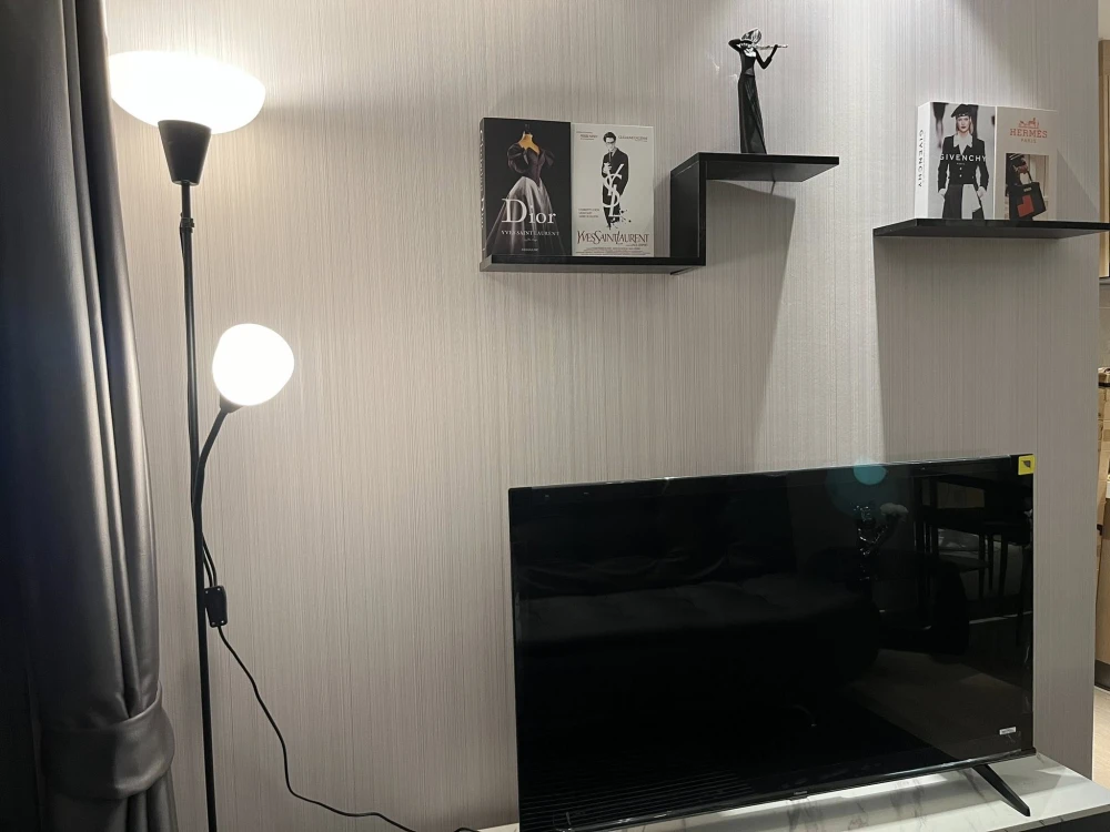 For rent: Regal Sathorn Narathiwat, beautifully decorated unit on the 22nd floor. North-facing windows and balcony, no direct sunlight. Book now, don'