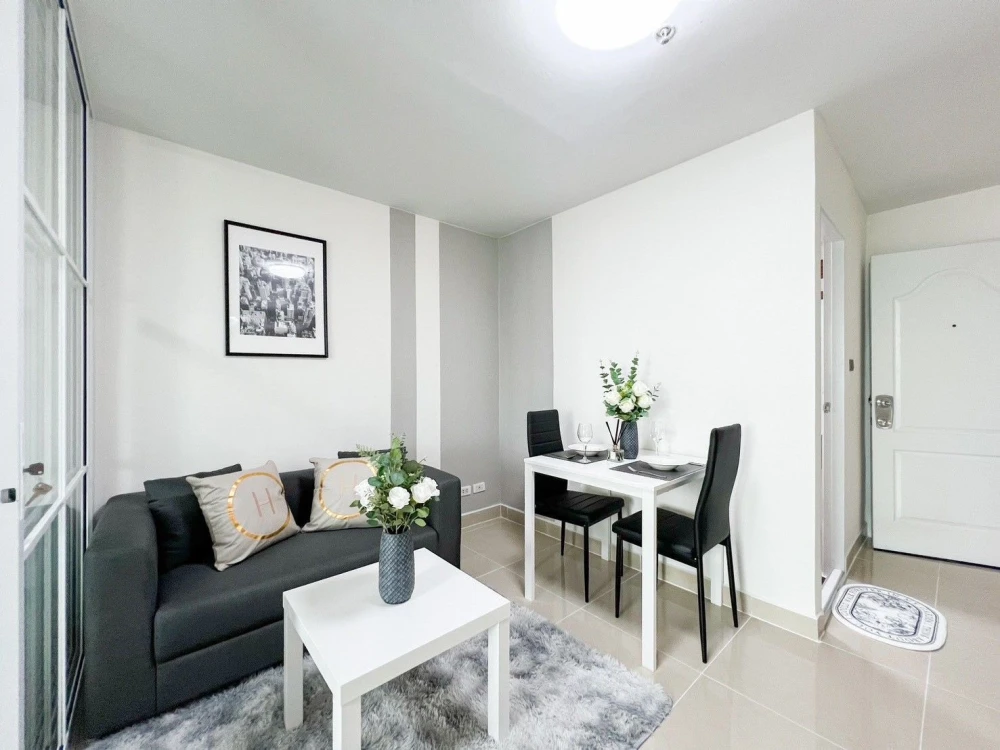 For rent: Regent Home 1 Phaholyothin 67, a lovely room, beautifully decorated in a cool color scheme, comes fully furnished. Hurry and reserve now!
