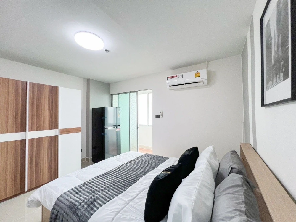 For rent: Regent Home 1 Phaholyothin 67, a lovely room, beautifully decorated in a cool color scheme, comes fully furnished. Hurry and reserve now!