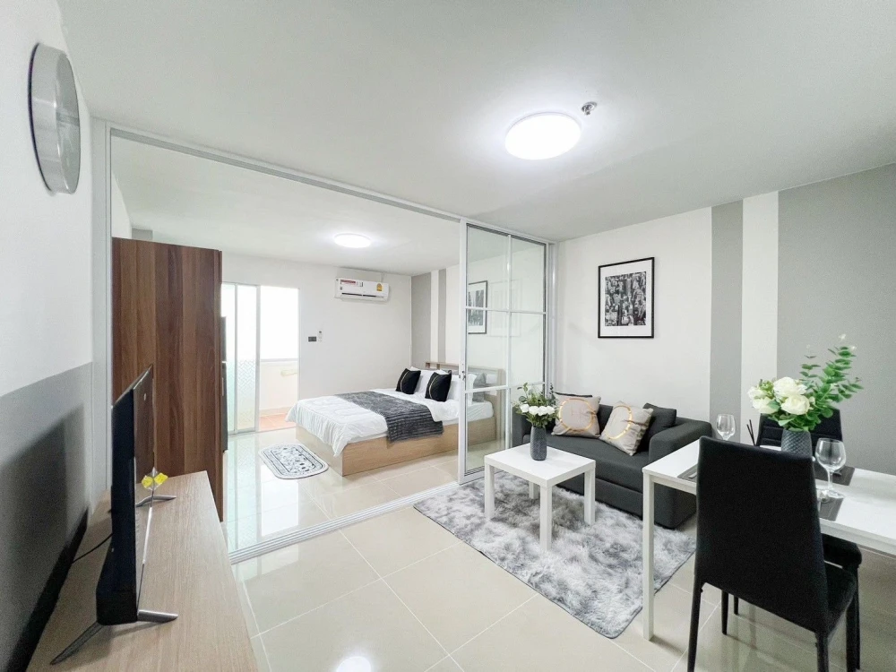 For rent: Regent Home 1 Phaholyothin 67, a lovely room, beautifully decorated in a cool color scheme, comes fully furnished. Hurry and reserve now!