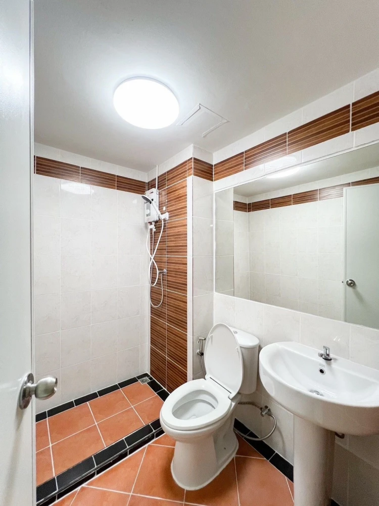 For rent: Regent Home 1 Phaholyothin 67, a lovely room, beautifully decorated in a cool color scheme, comes fully furnished. Hurry and reserve now!