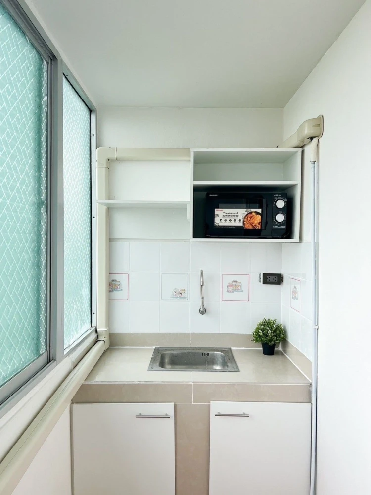 For rent: Regent Home 1 Phaholyothin 67, a lovely room, beautifully decorated in a cool color scheme, comes fully furnished. Hurry and reserve now!