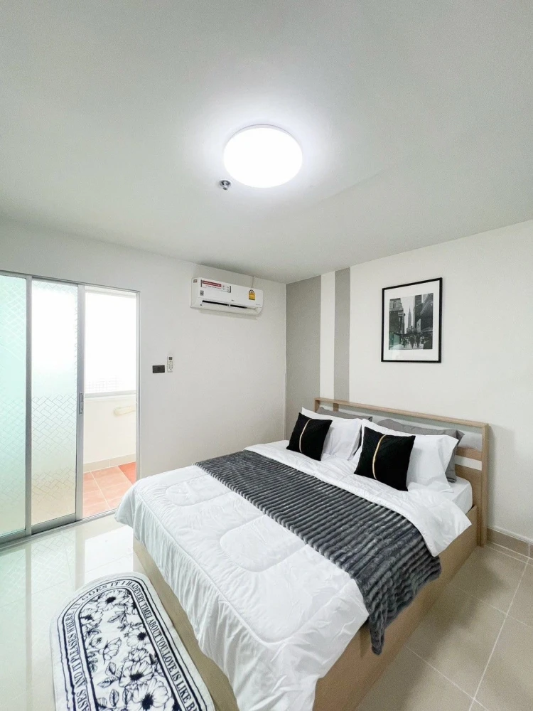 For rent: Regent Home 1 Phaholyothin 67, a lovely room, beautifully decorated in a cool color scheme, comes fully furnished. Hurry and reserve now!