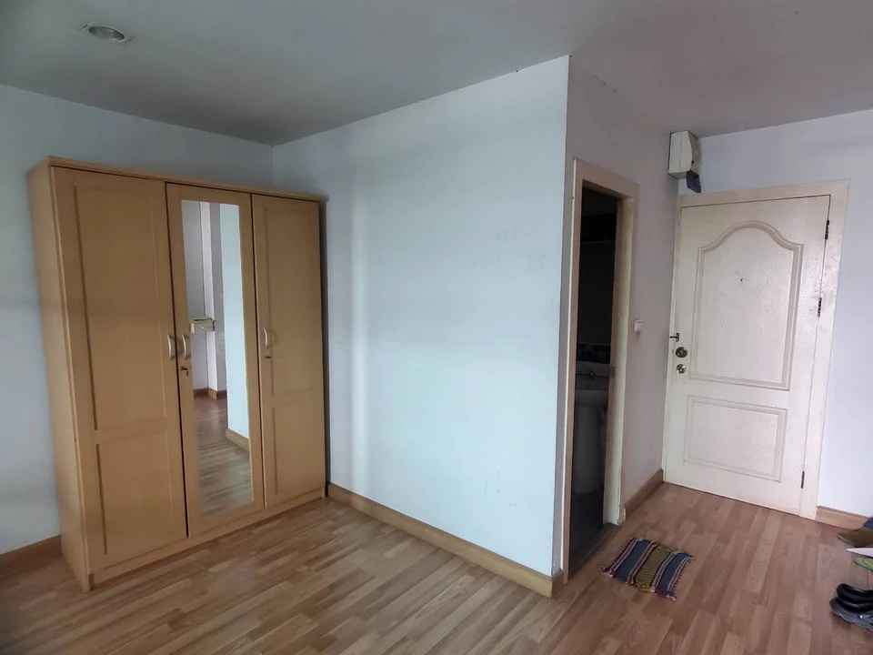 For rent: Regent Home 10 Chaengwattana, spacious room, comes with usable space, good price, come and reserve now.