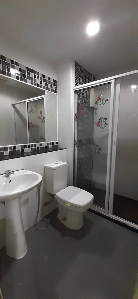 For rent: Regent Home 10 Chaengwattana. Ready-to-move-in unit at an affordable price. Book now!