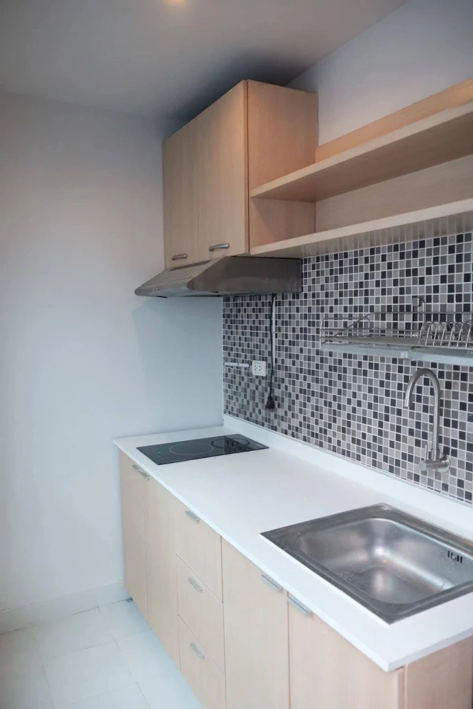 For rent: Regent Home 10 Chaengwattana. Empty, spacious unit on a low floor, perfect for someone who enjoys decorating. Act fast before it's gone!!!