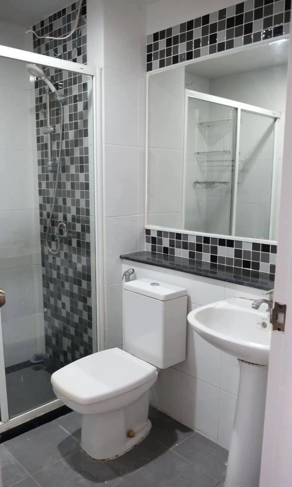 For rent: Regent Home 10 Chaengwattana. Empty, spacious unit on a low floor, perfect for someone who enjoys decorating. Act fast before it's gone!!!