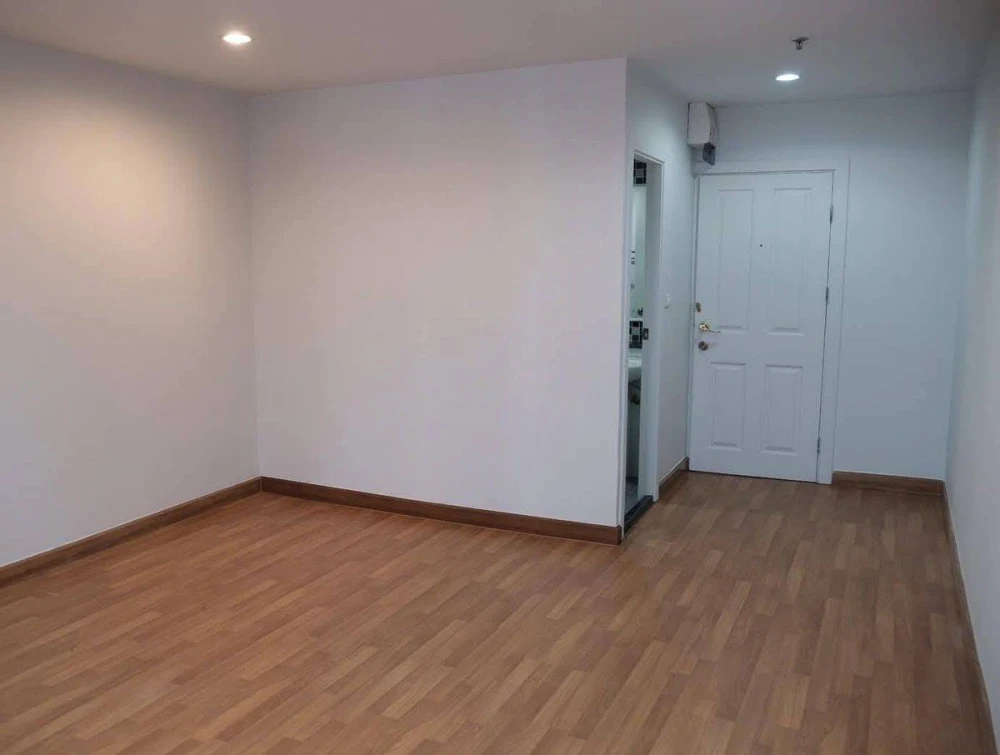 For rent: Regent Home 10 Chaengwattana. Empty, spacious unit on a low floor, perfect for someone who enjoys decorating. Act fast before it's gone!!!