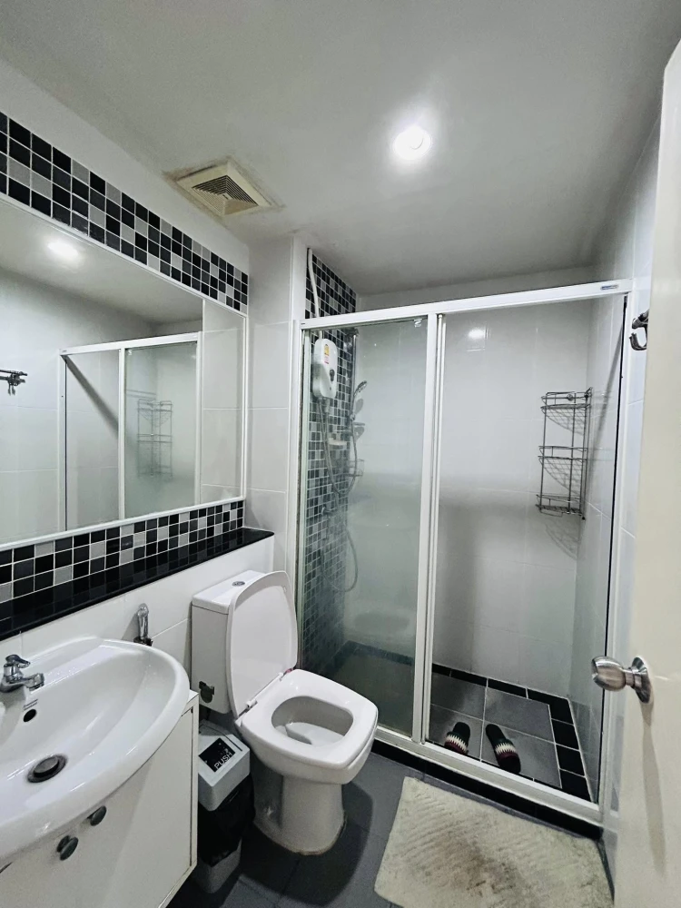 For rent: Regent Home 15 Changwattana, studio room, 8th floor, comes with a very good price, hurry and reserve now.