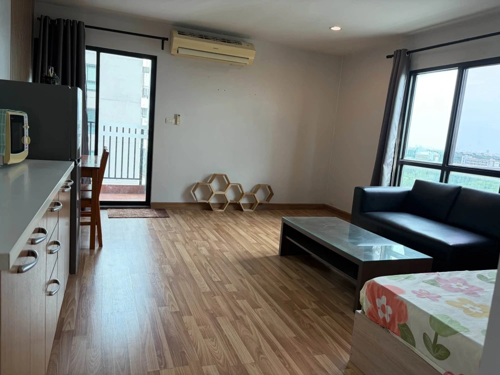 For rent: Regent Home 15 Laksi-Chaengwattana, corner unit, 12th floor, fully furnished, ready to move in.