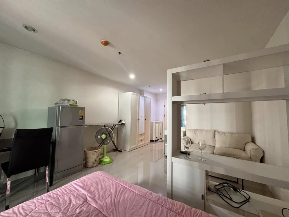 For rent: Regent Home 15 Chaengwattana, 3rd floor, Building B, fully furnished, ready to move in. Don't miss out!