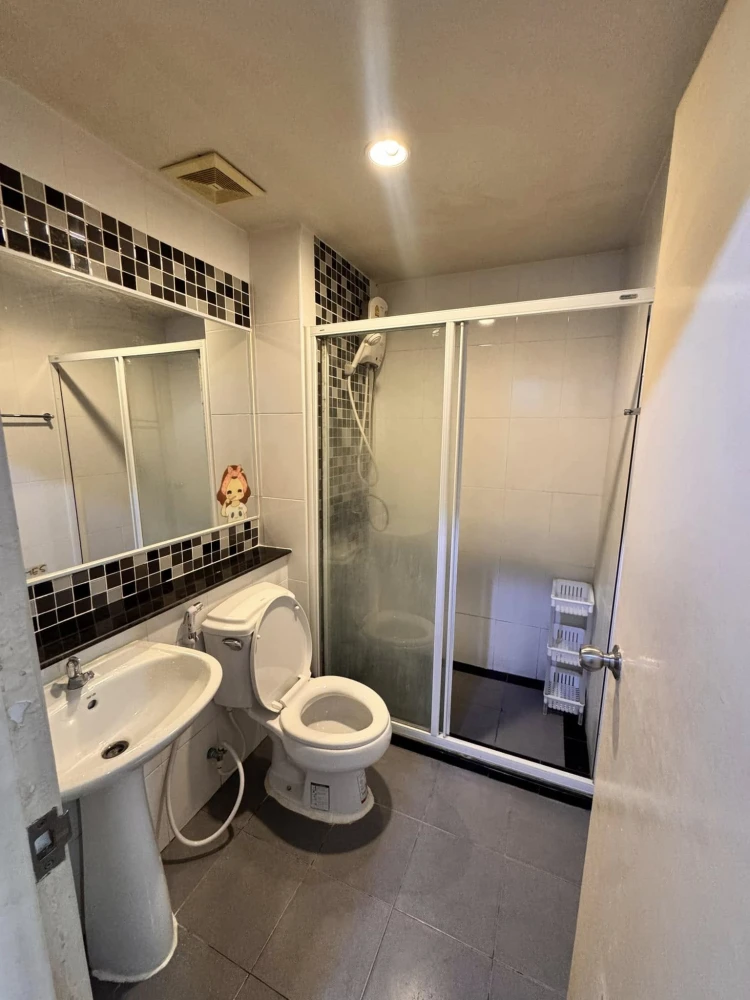 For rent: Regent Home 15 Chaengwattana, 3rd floor, Building B, fully furnished, ready to move in. Don't miss out!