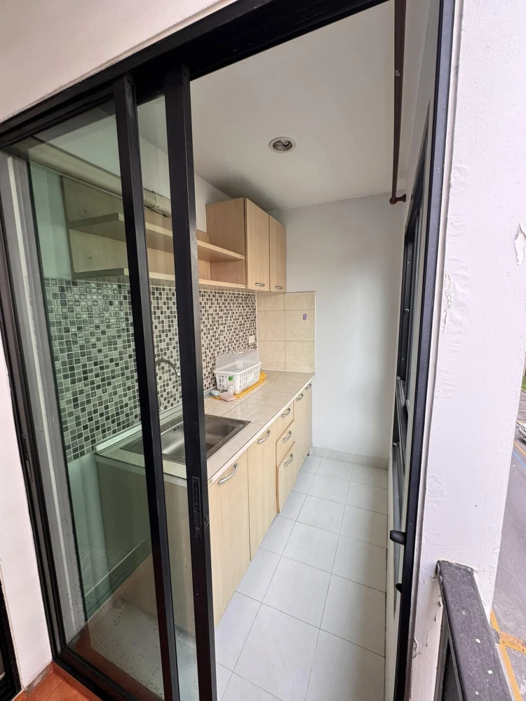 For rent: Regent Home 15 Chaengwattana, 3rd floor, Building B, fully furnished, ready to move in. Don't miss out!