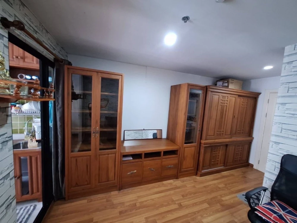 For rent: Regent Home 18 Chaengwattana-Lak Si, Building E, 8th floor, with high-quality teak furniture. Hurry and grab it now!
