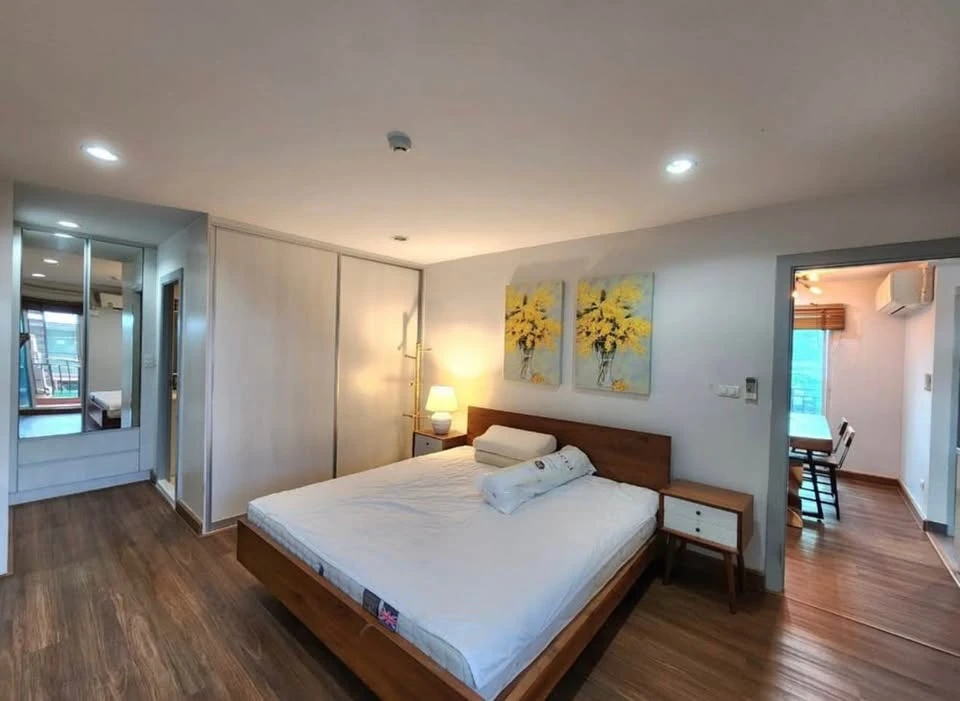 For rent: Regent Home 22, very spacious room, 63 sq m, with balcony, warm atmosphere like being at home. Reserve now!