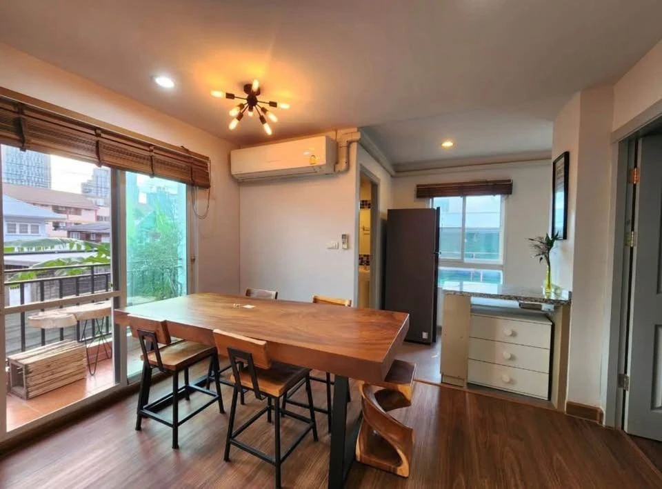 For rent: Regent Home 22, very spacious room, 63 sq m, with balcony, warm atmosphere like being at home. Reserve now!