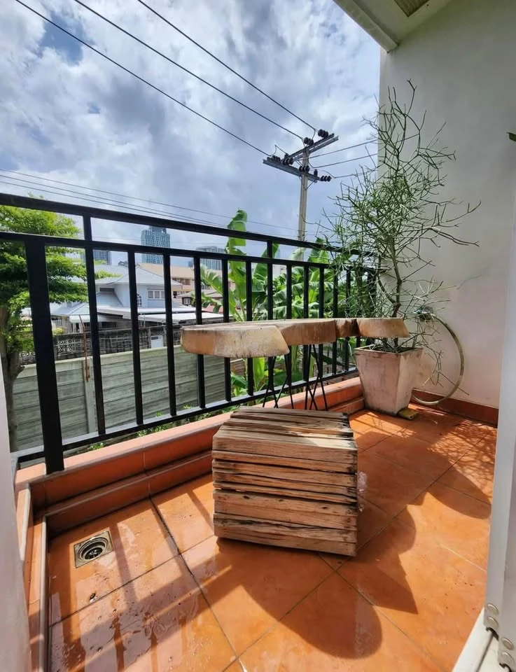 For rent: Regent Home 22, very spacious room, 63 sq m, with balcony, warm atmosphere like being at home. Reserve now!