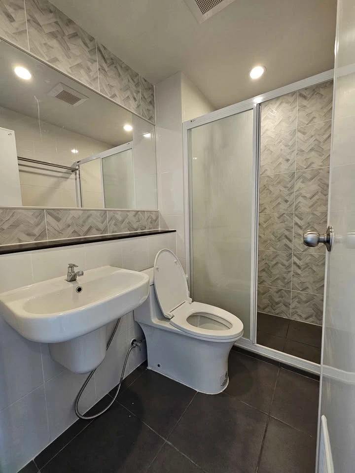 For rent: Regent Home Bangna, 1 bedroom, 1 bathroom. Decorated in a coordinated theme, fully furnished. Don't miss out!