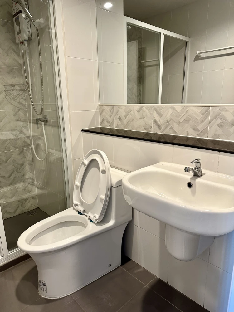 For rent: Regent Home Bangna, 1 bedroom, 1 bathroom. High-quality built-in furniture. Move-in ready!