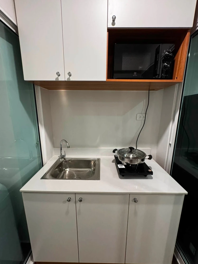 For rent: Regent Home Bangna, 14th floor, corner unit, fully furnished, very livable. Book now!