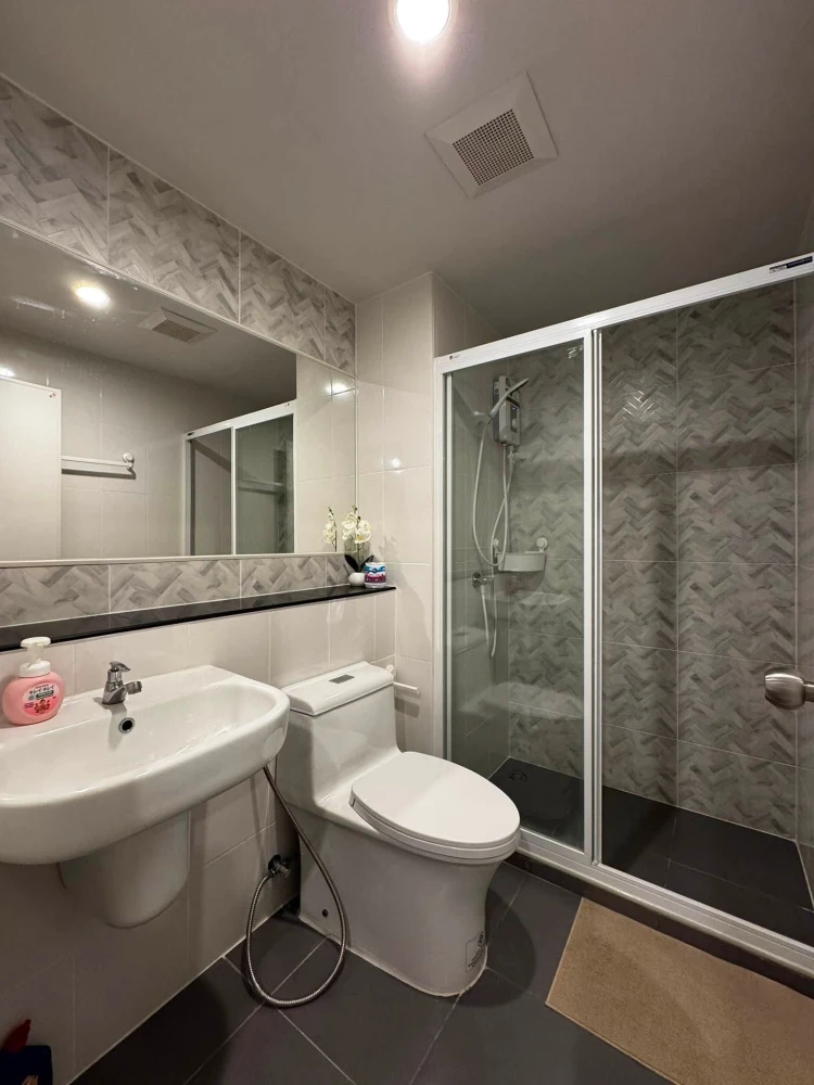 For rent: Regent Home Bangna, 14th floor, corner unit, fully furnished, very livable. Book now!