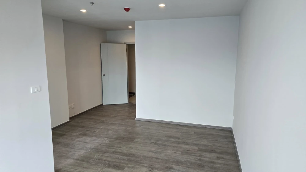 For rent: Regent Home Bangna, 32nd floor, high floor, good view. Interested? Hurry and book now. Don't miss out.