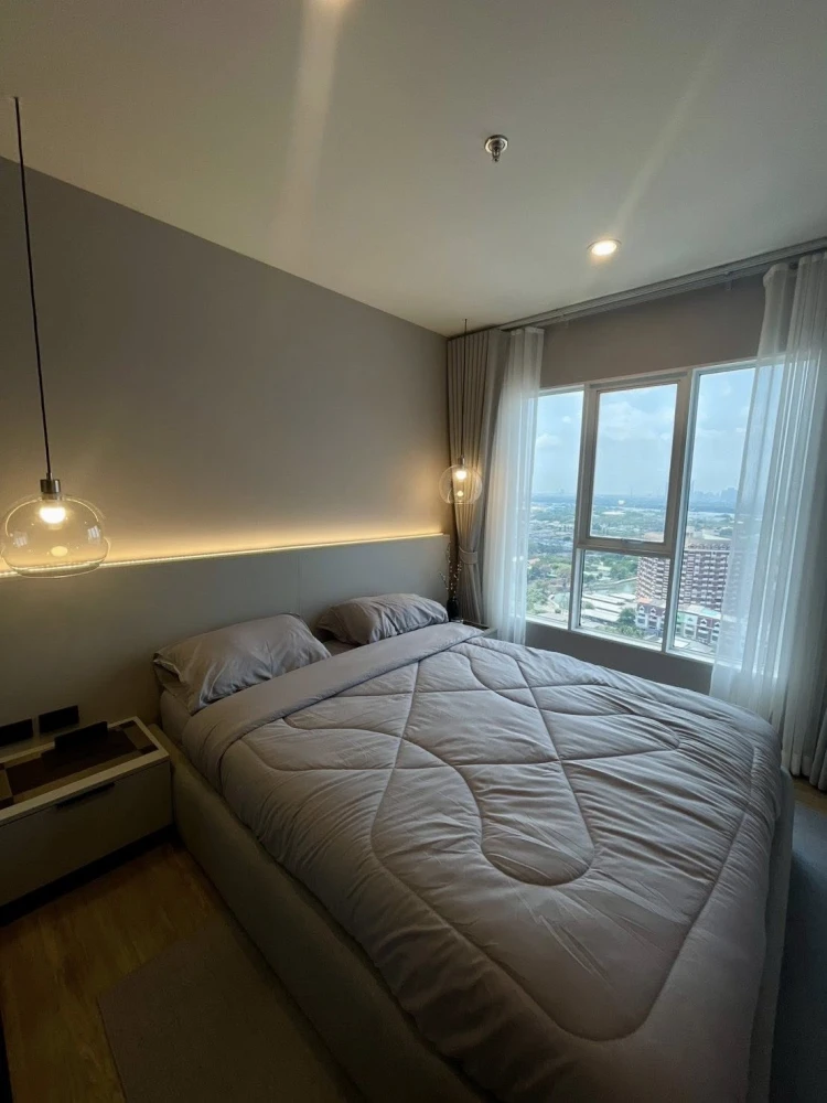 For rent: Regent Home Bangna, very high floor, Chao Phraya River view, next to fire escape, no opposite unit. High-quality built-in furniture. Book no