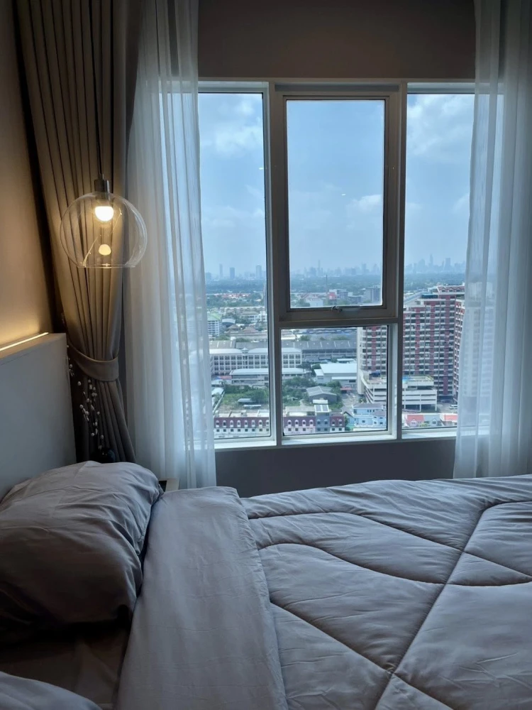 For rent: Regent Home Bangna, very high floor, Chao Phraya River view, next to fire escape, no opposite unit. High-quality built-in furniture. Book no
