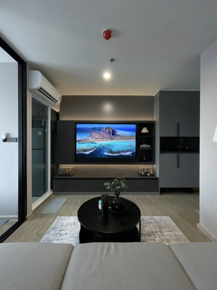 For rent: Regent Home Bangna, very high floor, Chao Phraya River view, next to fire escape, no opposite unit. High-quality built-in furniture. Book no