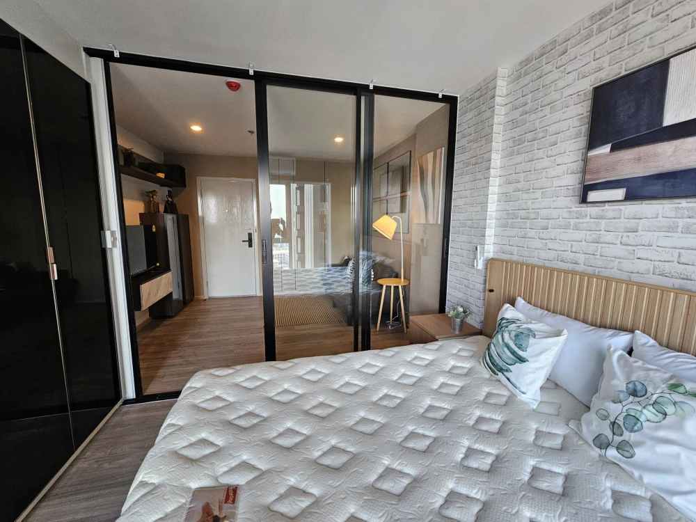 For rent: Regent Home Bangna, Building A, 22nd floor, river view of Bang Krachao. Wide-fronted unit, a special type available in only 1% of units. Boo