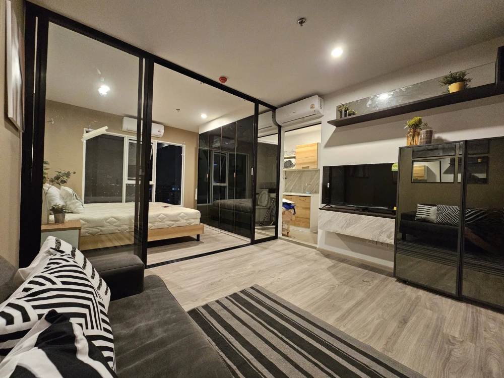 For rent: Regent Home Bangna, Building A, 22nd floor, river view of Bang Krachao. Wide-fronted unit, a special type available in only 1% of units. Boo